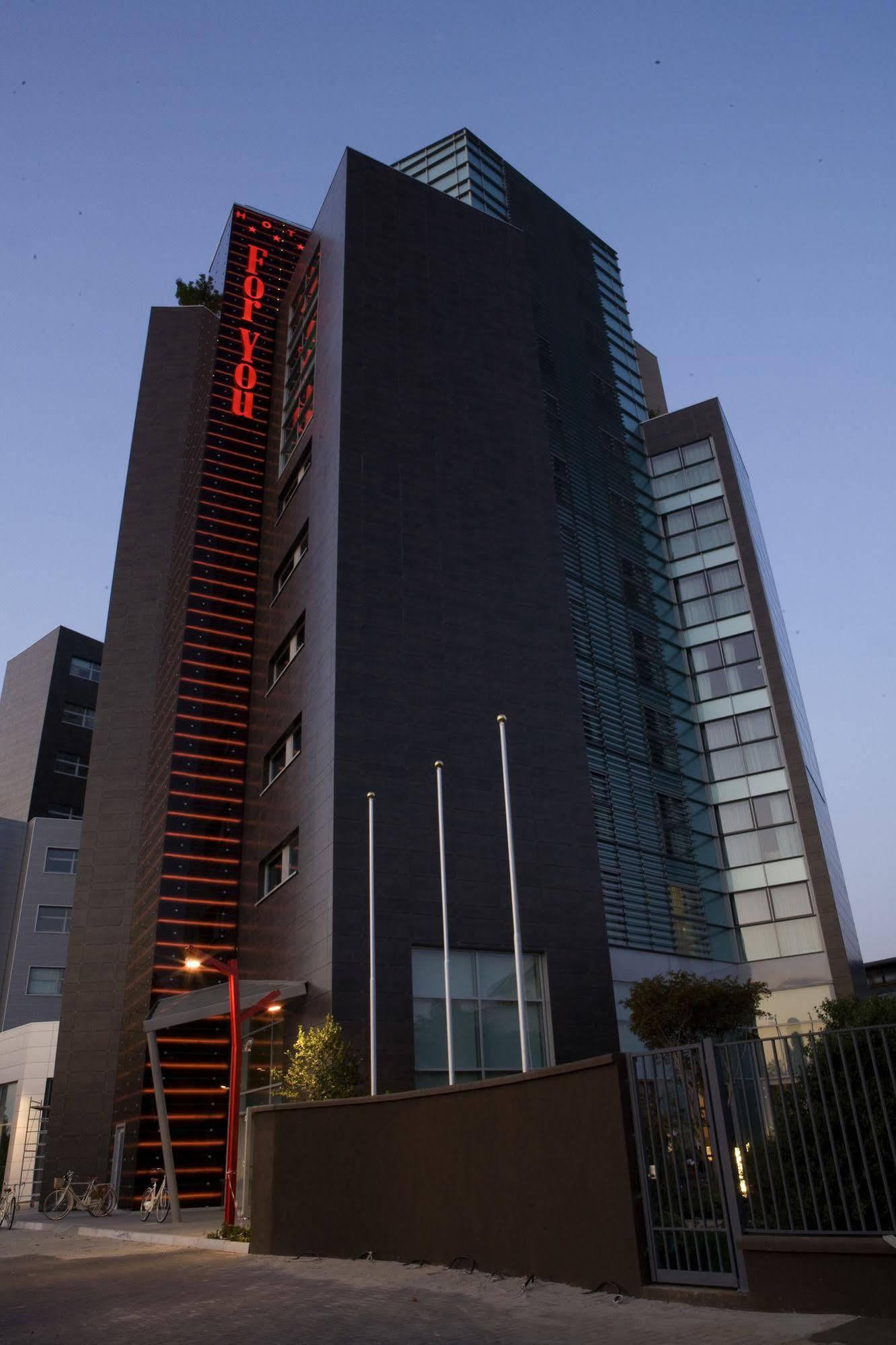 Hotel For You Чернуско-суль-Навильо Экстерьер фото