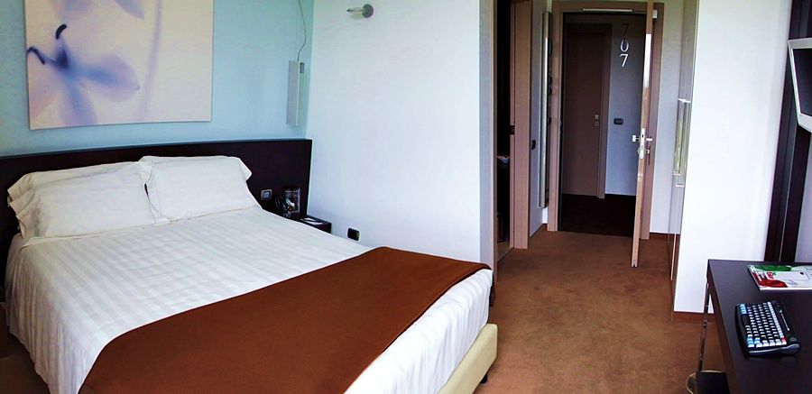 Hotel For You Чернуско-суль-Навильо Экстерьер фото