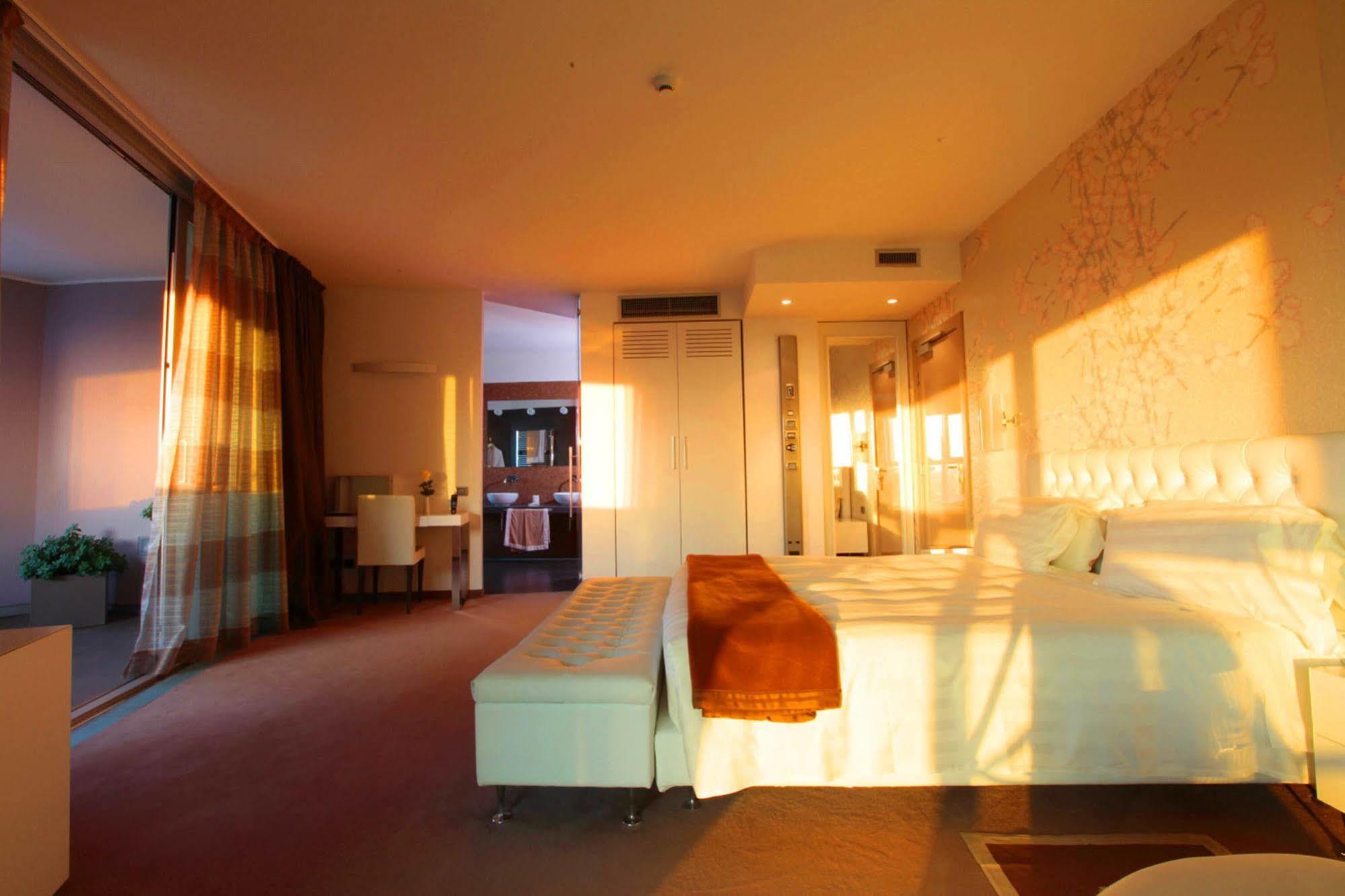 Hotel For You Чернуско-суль-Навильо Экстерьер фото