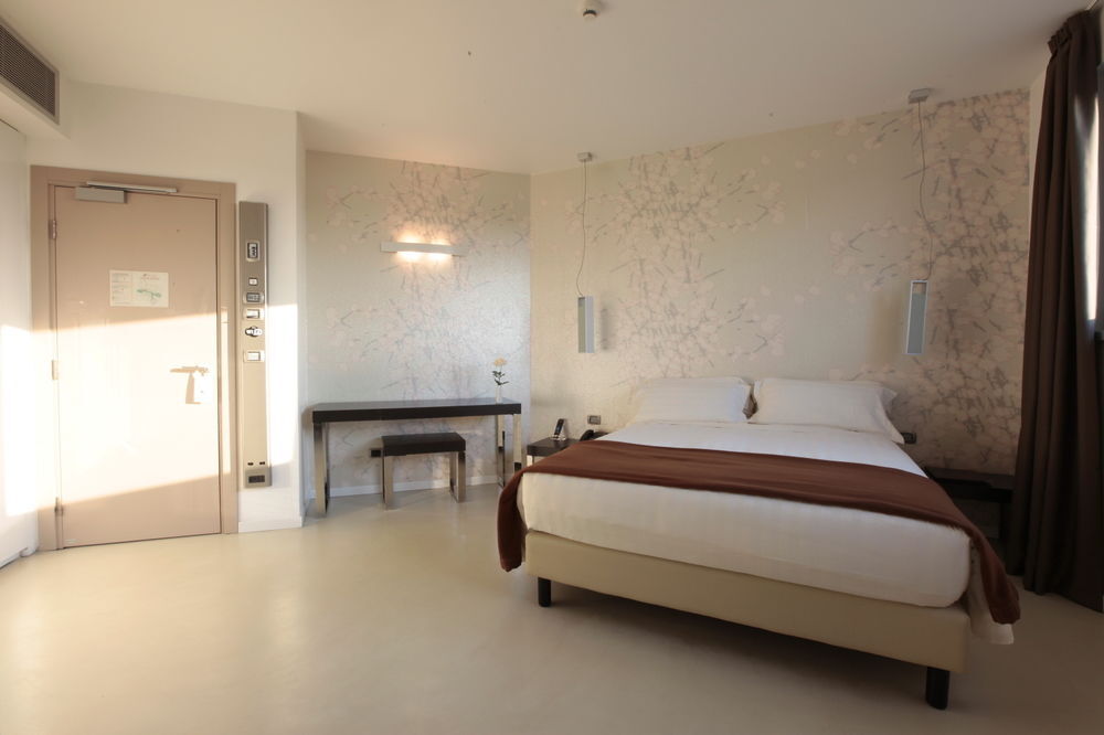 Hotel For You Чернуско-суль-Навильо Экстерьер фото